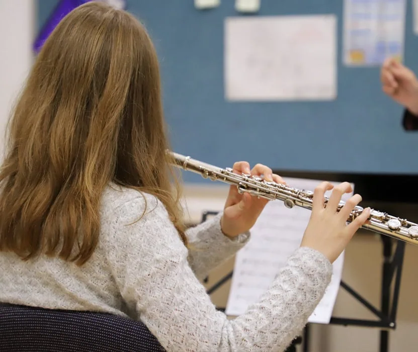 girl plaing the flute